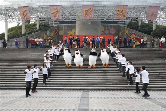 《马达》全球首映 百人企鹅舞快闪魔都|马达加斯加|上海|快闪_新浪娱乐_新浪网