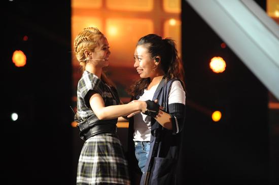 李健抢李宇春饭碗 胡夏现身正在听