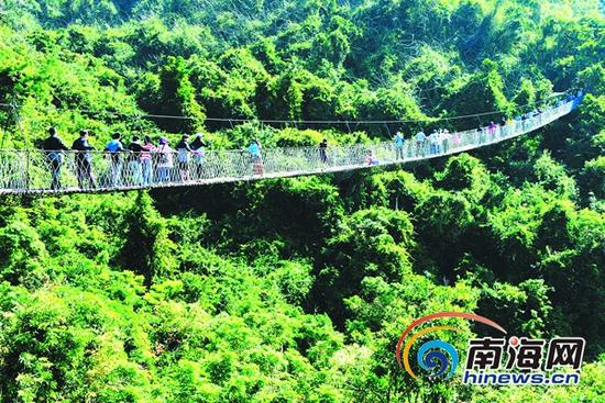 游客畅游亚龙湾热带天堂。本报记者武威摄