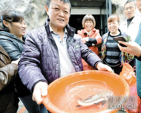 怪鱼嘴角长着许多条触须。（记者陈旭东摄）