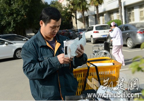 双十一后快递员与时间赛跑 一天送179件包裹