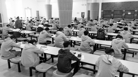 华茂高一学生在无人监考的诚信考场考试。 成良田 摄