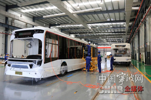 中国南车集团员工在装配储能式无轨电车。(郑之超 摄)