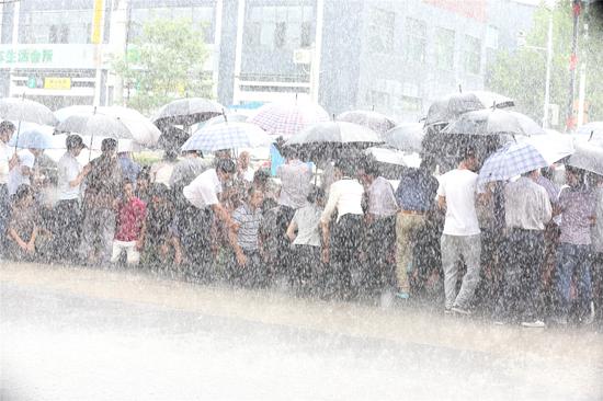 《天河》高明带领众乡亲雨中上演感人一幕