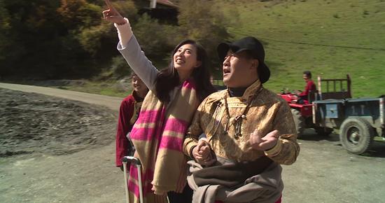林志玲自称是太阳娃娃 被村长熊抱牵手