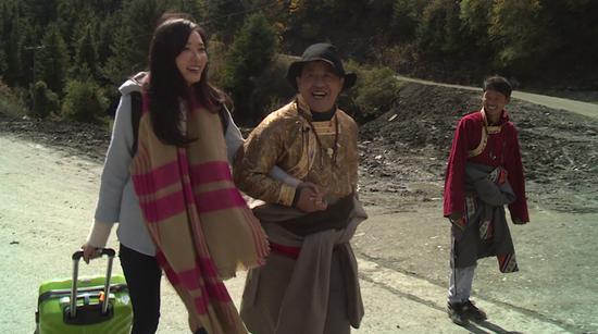 林志玲自称是太阳娃娃 被村长熊抱牵手