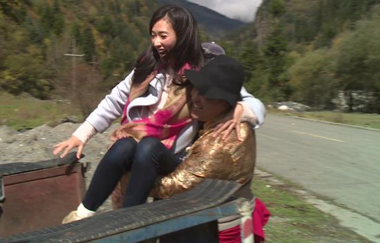 林志玲自称是太阳娃娃 被村长熊抱牵手