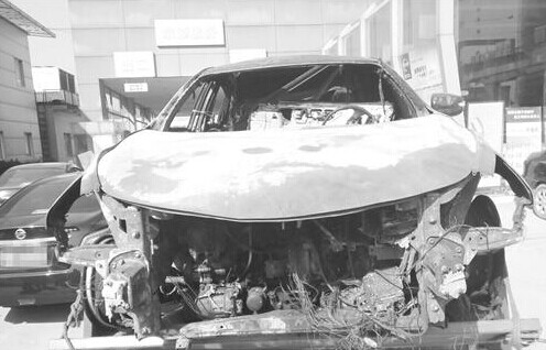 轿车首保4天后起火燃烧 车主要求4S店赔新车