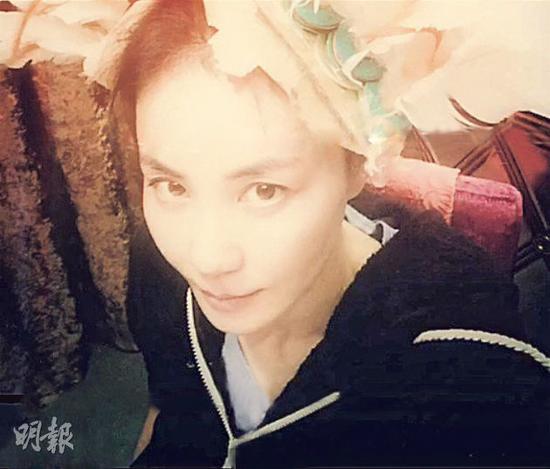 王菲头顶毽子嘴角含春 时尚造型回顾(图)