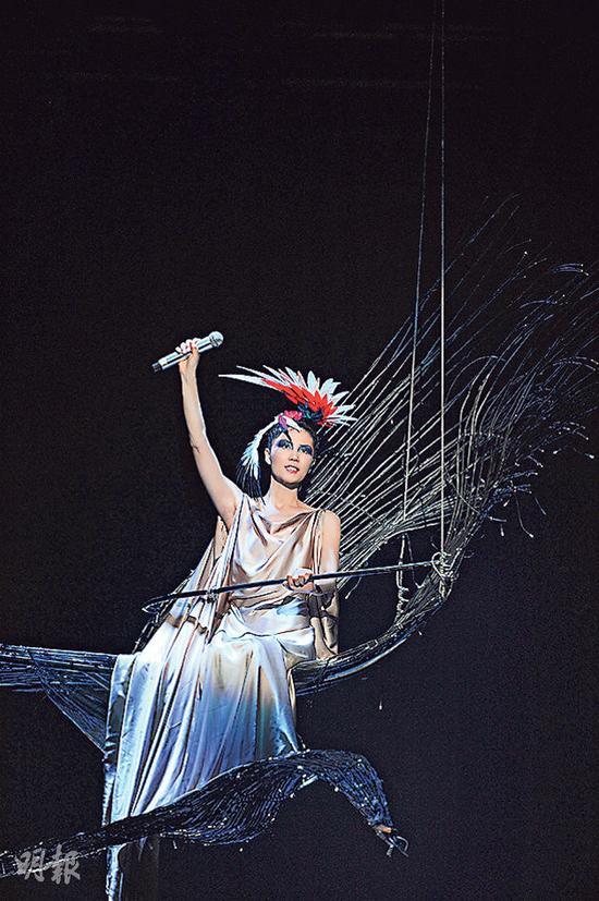 王菲头顶毽子嘴角含春 时尚造型回顾(图)