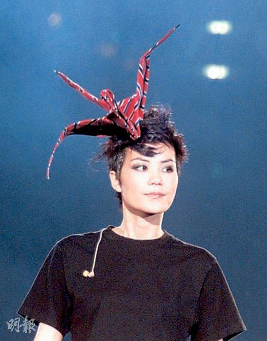 王菲头顶毽子嘴角含春 时尚造型回顾(图)