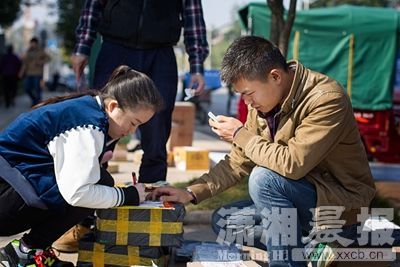 长沙快递点双十一爆仓 承包人罢工快件自取