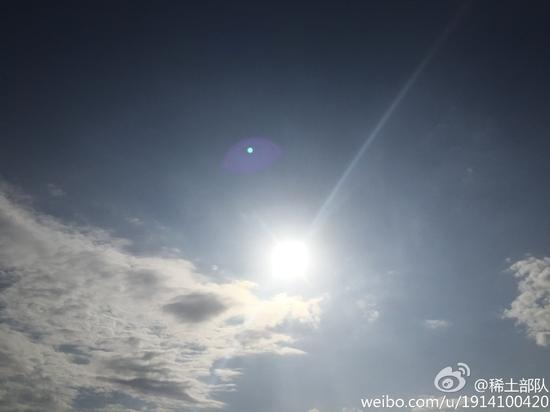 章子怡拍戏暴晒一日 眼神无辜皱眉卖萌