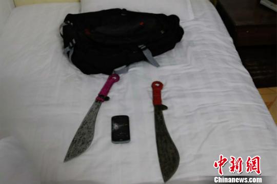 民警繳獲的作案刀具 胡良志 攝