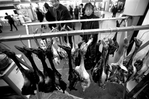 图为市民在选购肉制品 记者 张培坚 摄