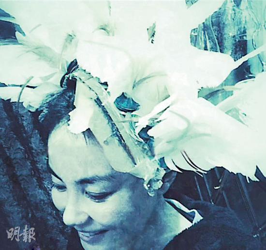 王菲头顶毽子嘴角含春 时尚造型回顾(图)