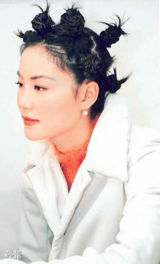 王菲头顶毽子嘴角含春 时尚造型回顾(图)