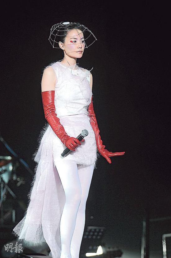 王菲头顶毽子嘴角含春 时尚造型回顾(图)