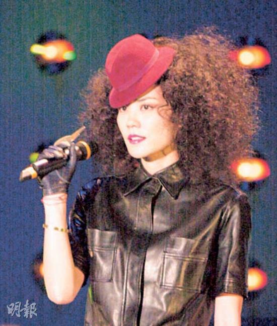 王菲头顶毽子嘴角含春 时尚造型回顾(图)