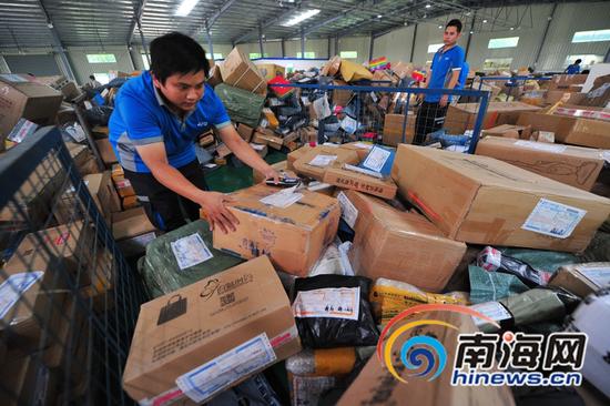 14日傍晚6点,在中通快递海口分拨中心,堆满了一座座“小山丘”。南海网记者 秦彦 摄