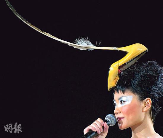 王菲头顶毽子嘴角含春 时尚造型回顾(图)