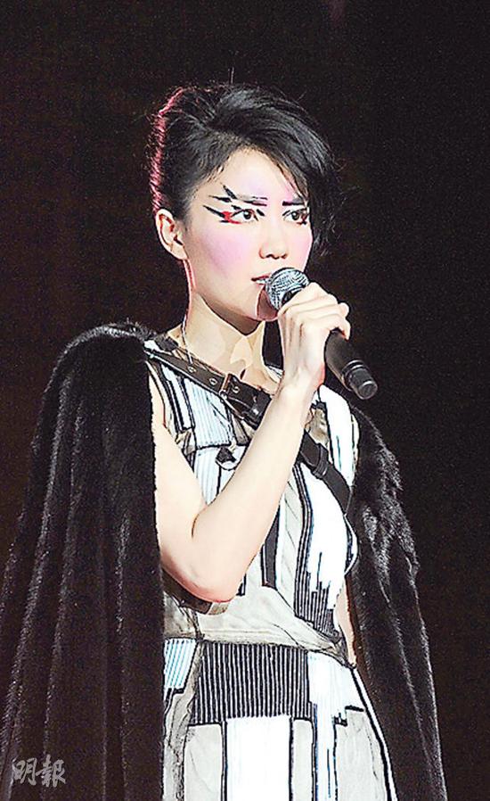 王菲头顶毽子嘴角含春 时尚造型回顾(图)