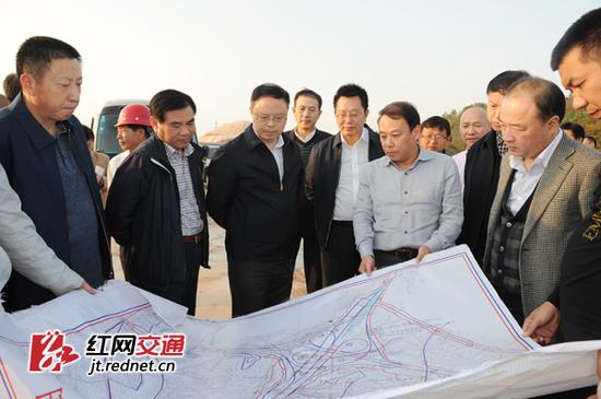 14日下午，湖南省副省长张剑飞(左三)在长韶娄高速公路调研建设情况。