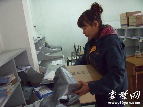十堰女快递员一天工作12小时 送货百余件(图)