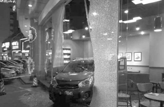 11月14日晚，长沙通程商业广场，小车直接冲进星巴 克咖啡店，导致一名女顾客受伤。　　　　图/@交通1061
