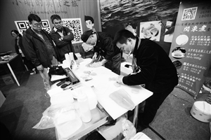 两位工作人员现场切制三文鱼