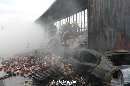 台州老夫妻开车去上海看儿子 撞上货车双双身