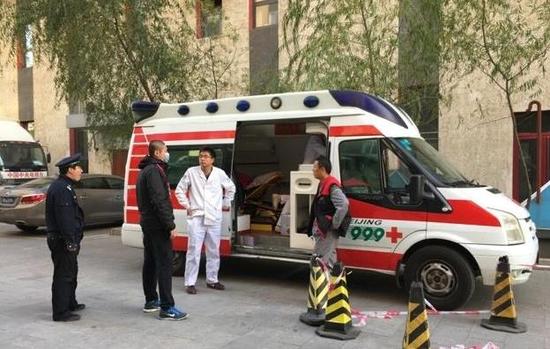 《中国正在听》录制场外配备救护车