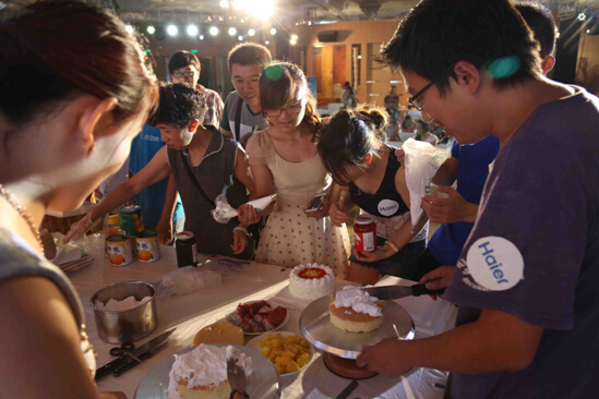 现场还有粉丝们DIY酸奶的环节