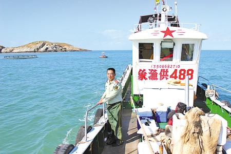 陈冠清搭乘渔船在渔山岛海域巡逻。(杨静雅 摄)