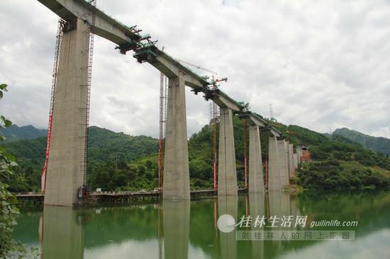 去年7月,还在建设中位于阳朔的幸福源水库特大桥。记者汤世亮 摄