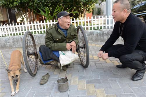 忠犬推行瘫痪主人行乞温州 永嘉老板受感动常