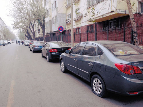 被扎车辆集中在航空路南路北,交停车费的无一受损。