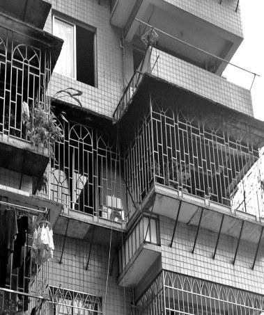 福州一单元房突发大火 消防栓不出水通道被堵