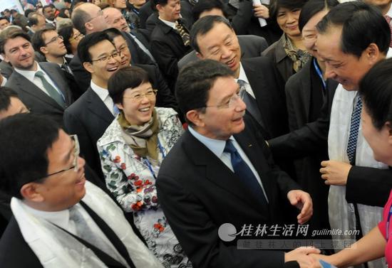 11月14日,在2014中国国际旅游交易会上,国家旅游局局长李金早(右二)、联合国世界旅游组织秘书长塔勒布·瑞法依(前排左二)巡展来到桂林展台,了解桂林国际旅游胜地建设情况。 记者贾嘉 摄