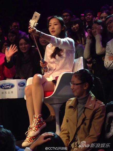 韩雪用自拍神器拍照