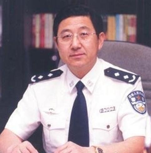 局长与下属分享情人姐妹花 为黑老大办假护照