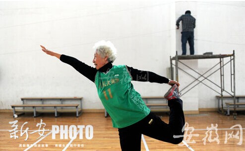 80岁篮球奶奶施展篮球绝技:投三分 抢篮板