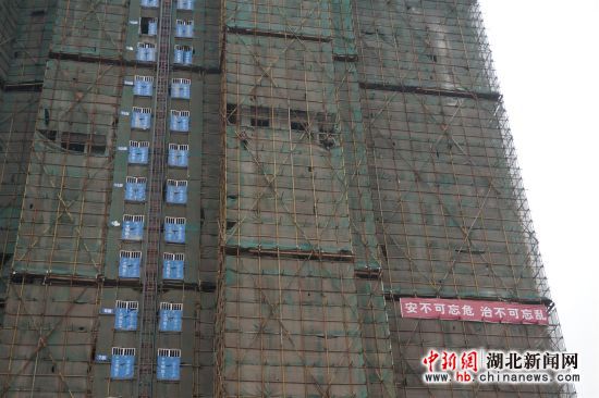 湖北兩農民工高樓討薪被勸下