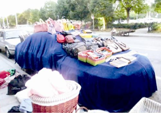 武汉摊主私家车上摆摊卖包 称更显档次(图)