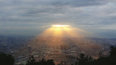 福州上空惊现“佛光” 登山游客驻足留影