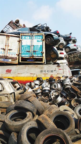 海南兴业再生资源回收有限公司拆解现场，被拆卸的轮子堆放在一起。 刘贡 摄