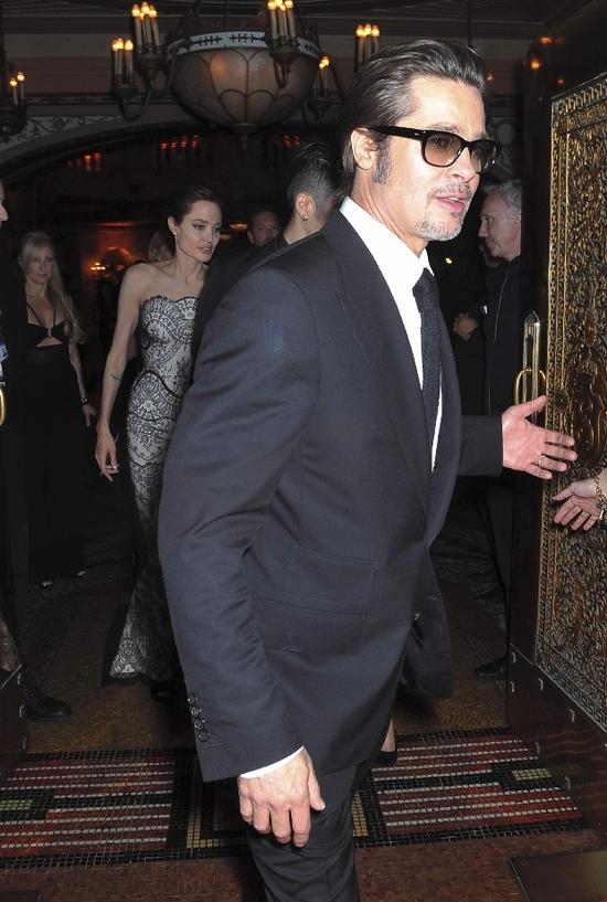 安吉丽娜新片首映 日星MIYAVI现身支持