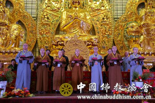 与会领导嘉宾向获得金莲花二等奖的讲经法师颁奖