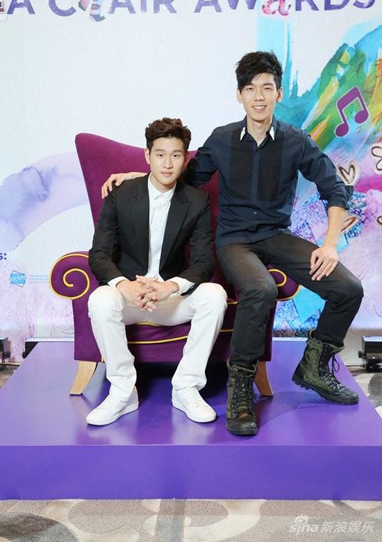 林奕匡现身广告颁奖礼 与周兴哲携手献唱|林奕匡|周兴哲|颁奖礼_新浪娱乐_新浪网