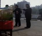 镇江城管与摊贩起冲突